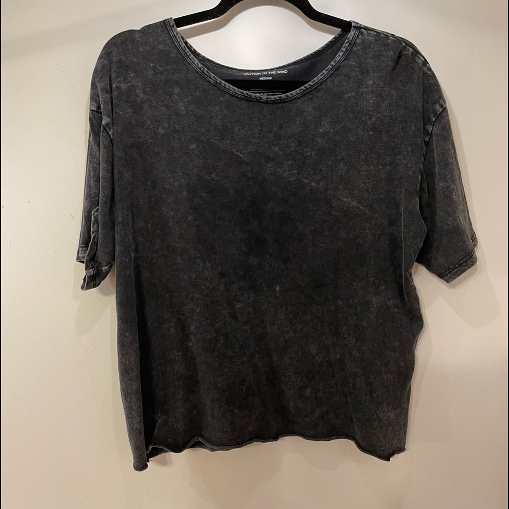 CAUTION TO THE WIND size M semi-cropped t shirt